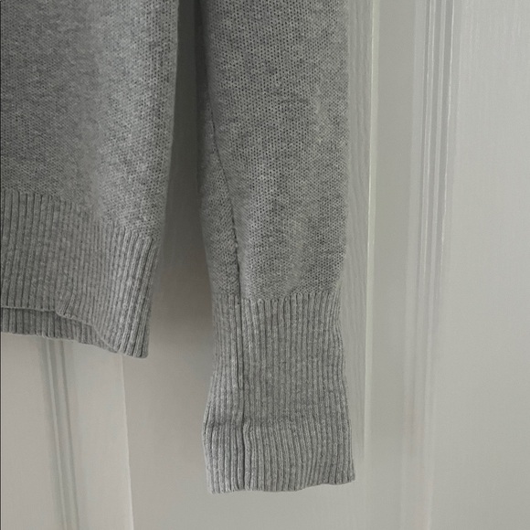 Express Women's Light Gray Crew Neck Sweater - Picture 4 of 5